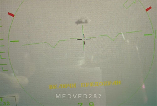 AH-64 Mỹ bị Mi-35 Nga đuổi theo và 'khóa mục tiêu'