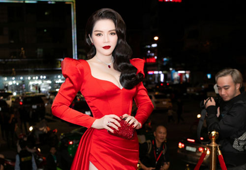 Lý Nhã Kỳ đeo trang sức 5 tỷ đồng đi chấm thi