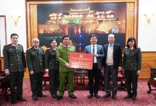 Ngành công an hỗ trợ nhân dân Thừa Thiên Huế khắc phục hậu quả thiên tai