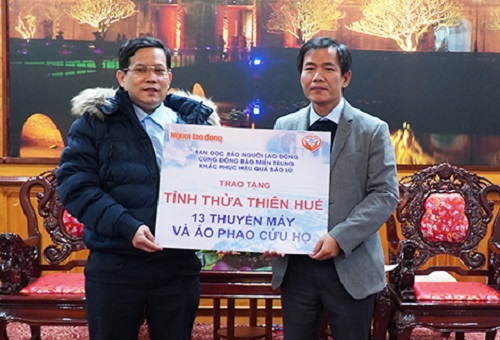 Tặng 13 thuyền máy và áo phao cứu hộ cho người dân vùng lũ Thừa Thiên Huế