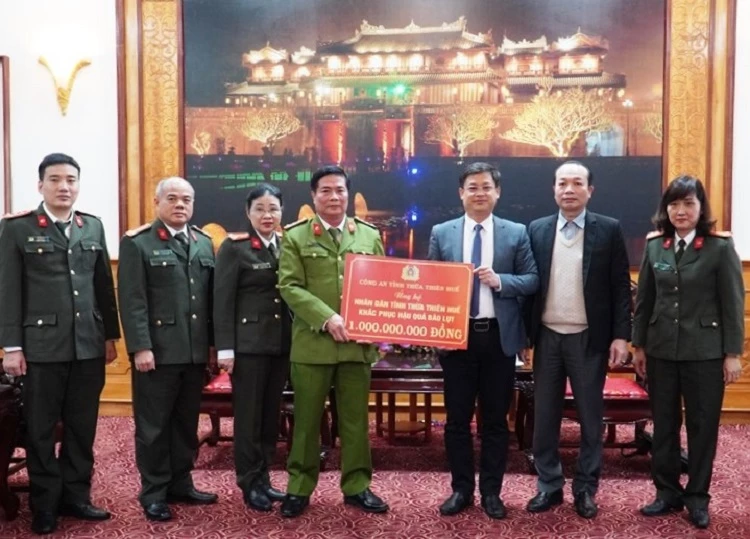 Phó Giám đốc Công an tỉnh Thừa Thiên Huế Hoàng Văn Thành trao 1 tỷ đồng của Công an tỉnh cho lãnh đạo tỉnh Thừa Thiên Huế để hỗ trợ nhân dân khắc phục hậu quả do thiên tai gây ra.