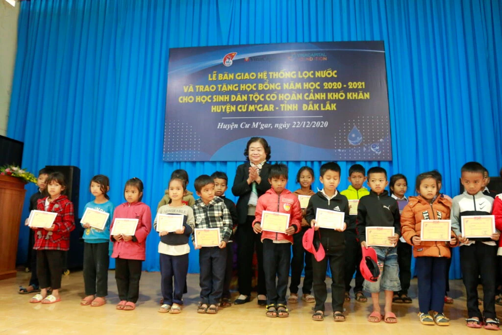 Nguyên Phó Chủ tịch nước, Chủ tịch Quỹ học bổng Vừ A Dính Trương Mỹ Hoa trao tặng học bổng cho các em học sinh dân tộc có hoàn cảnh khó khăn.