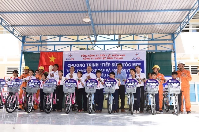 Tổng công ty Điện lực miền Nam phối hợp cùng Công ty Điện lực Bình Thuận trao tặng 20 xe đạp cho các em học sinh nghèo vượt khó học giỏi của Trường THCS Tân Hải, thị xã La Gi.