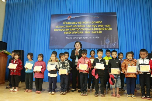 VinaCapital Foundation trao học bổng và hệ thống lọc nước cho trường học tại Đắk Lắk