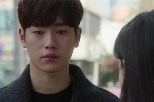 Rời khỏi tòa án, vợ cũ dúi vào tay chồng cũ một con rối gỗ nhỏ kèm câu nói nhẹ bẫng nhưng đủ khiến anh ta hoảng loạn "đứng không vững"