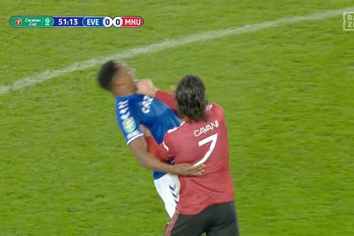 Cavani may mắn thoát thẻ đỏ trước khi ghi bàn giúp M.U thắng Everton