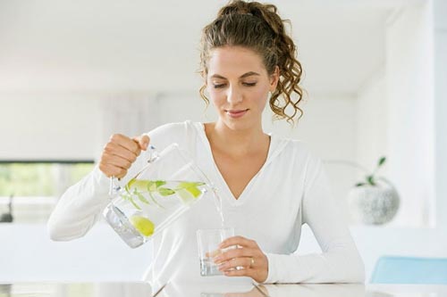 Công dụng tuyệt vời của việc uống nước chanh ấm buổi sáng