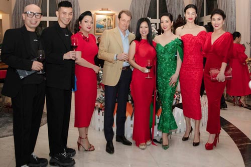 Giáng My mở tiệc Noel ở biệt thự triệu đô