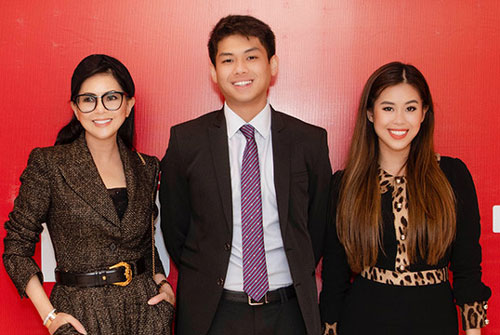 Tiên Nguyễn đi sự kiện cùng đại gia đình