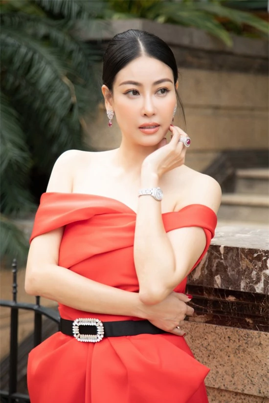 Hoa hậu Hà Kiều Anh điệu đà với bộ cánh trễ vai.