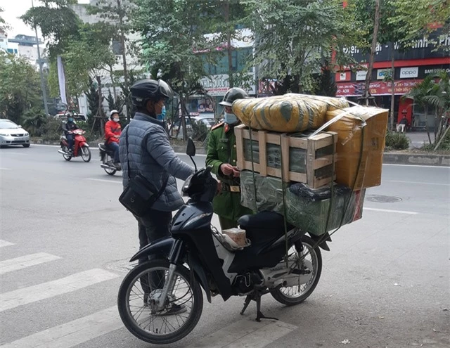 Gần Tết, dân buôn hàng đường tiểu ngạch khóc thét vì liên tục bị giữ hàng - 2