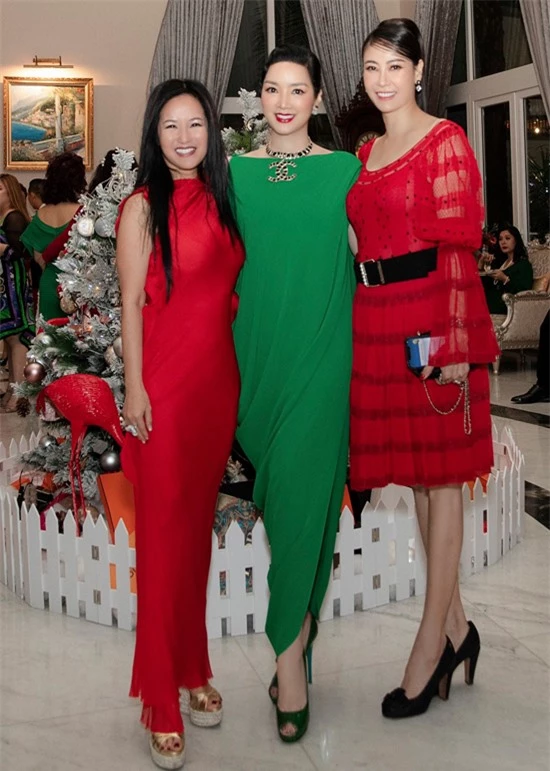 Ca sĩ Hồng Nhung mặc váy đỏ rực khoe vẻ trẻ trung trong buổi tiệc hoành tráng tổ chức tại biệt thự triệu đô của Giáng My ở quận 2.