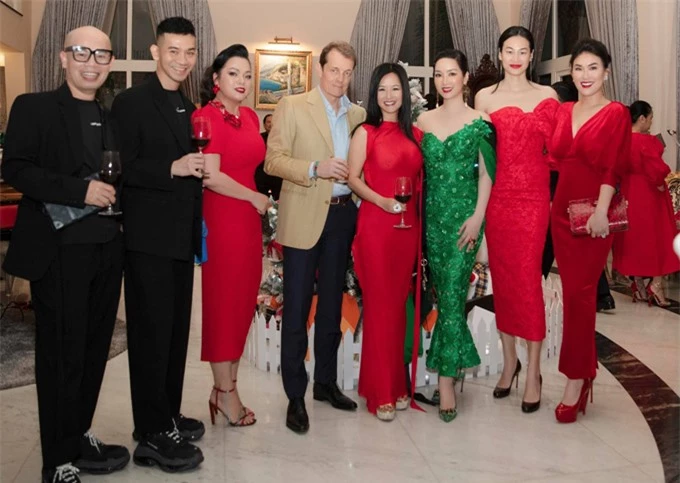 Người mẫu, biên tập viên thời trang Thanh Trúc (thứ hai từ phải qua) rất vui khi hội ngộ nhiều nghệ sĩ, doanh nhân nổi tiếng trong sự kiện này.