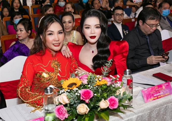 Lý Nhã Kỳ thân thiết chụp ảnh cùng doanh nhân Đăng Gia Bena - trưởng ban tổ chức Hoa hậu doanh nhân Việt Nam toàn cầu 2020.