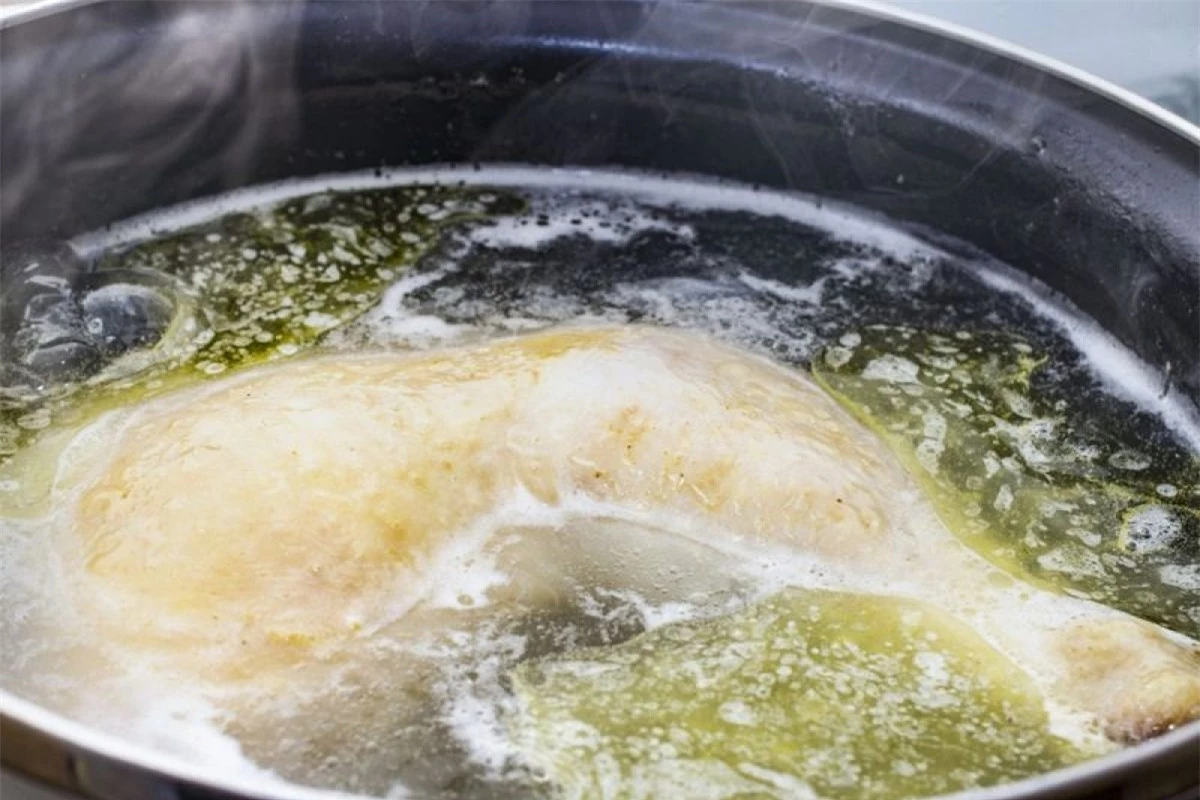 Chế biến món ăn với thịt gà đông lạnh: Đôi khi, bạn có thể chọn nấu nướng với thịt gà đông thay vì dành thời gian rã đông thịt gà. Tuy nhiên, bạn chỉ có thể sử dụng cách này với lò nướng hoặc bếp từ thay vì bếp thường để tránh vi khuẩn sinh sôi.