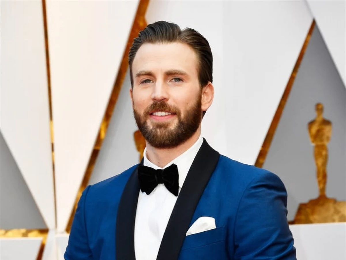 Có rất nhiều mối quan hệ nghiêm túc, nhưng Chris Evans vẫn độc thân ở tuổi 39. Ngôi sao trong loạt phim Marvel từng có mối quan hệ khá phức tạp với nữ diễn viên Jenny Slate, họ chia tay lần thứ hai vào năm 2018. Gần đây, có tin đồn anh và Lily James đang tìm hiểu nhau.