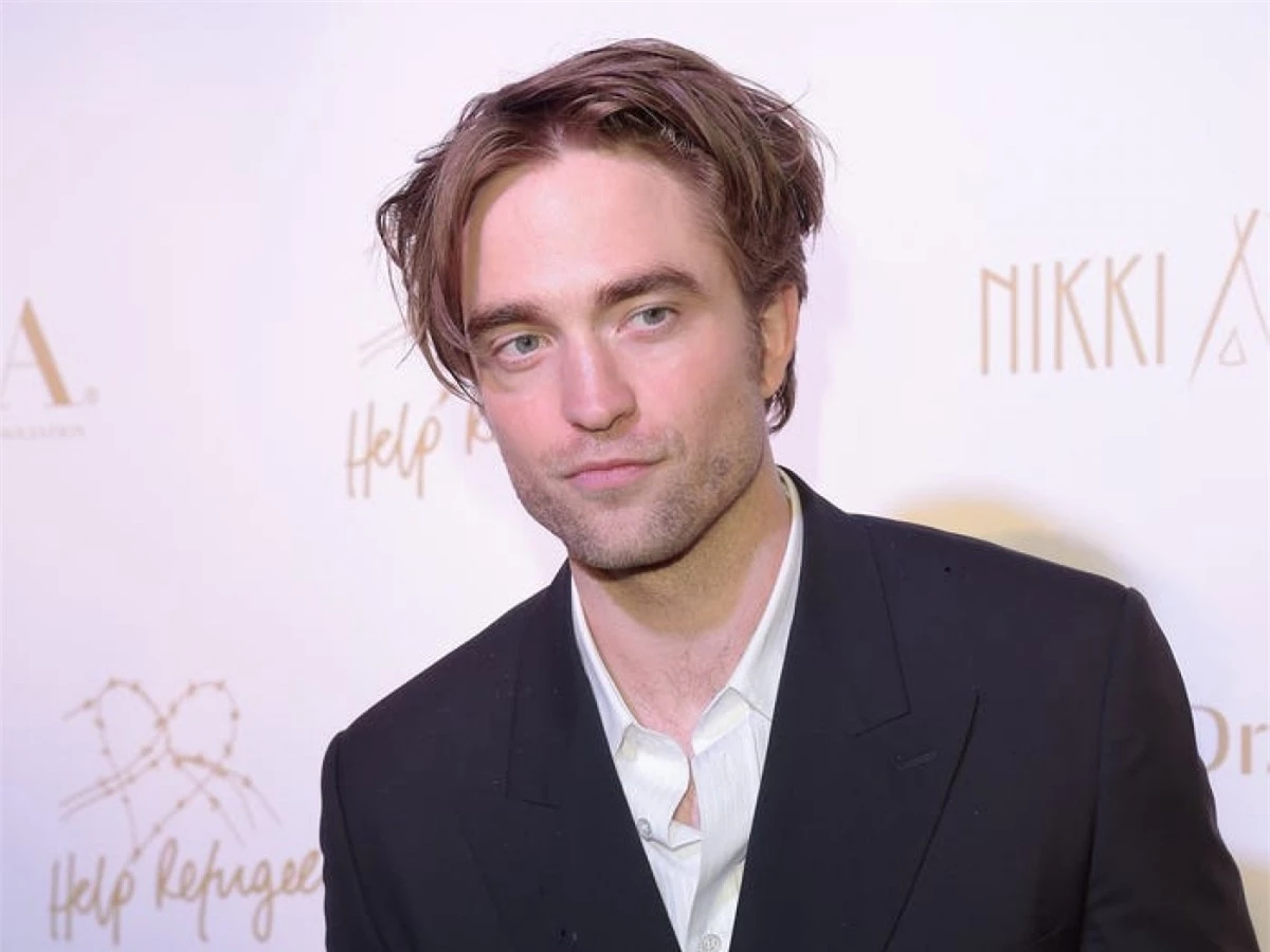 Sau khi chấm dứt mối quan hệ "phim giả tình thật" với bạn diễn Kristen Stewart trong loạt phim "Twilight", Robert Pattinson đính hôn với nữ nhạc sĩFKA Twigs. Tuy nhiên mối quan hệ này cũng chấm dứt vào năm 2017. Hiện nay nam diễn viên 34 tuổi này đang hẹn hò với người mẫu Suki Waterhouse.