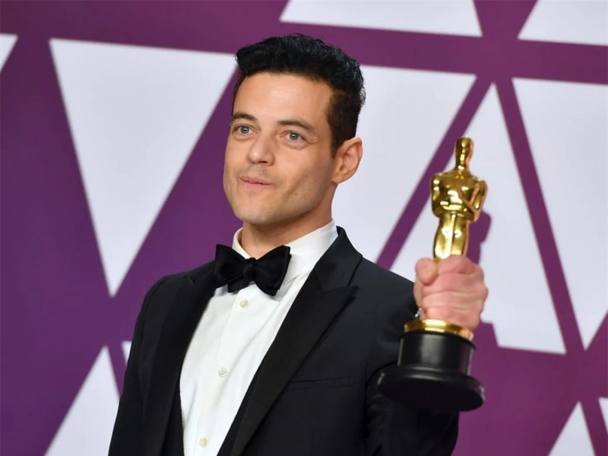 Rami Malek giành được tượng vàng Oscar với vai diễn trong phim "Bohemian Rhapsody". Có lẽ vì ưu tiên cho sự nghiệp mà nam diễn viên chưa vội kết hôn ở tuổi 39. Anh đang hẹn hò với Lucy Boynton, từ năm 2018.