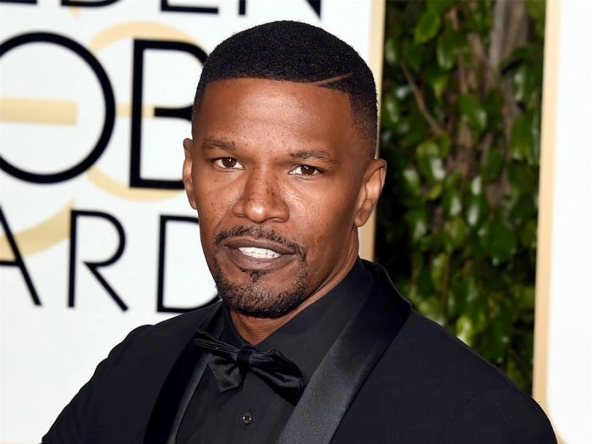 Năm ngoái, Jamie Foxx đã chia tay Katie Holmes sau 6 năm gắn bó. Công chúng tiếc cho cặp đôi, vì có những lúc họ đã rất gần với đám cưới như khi Holmes đeo nhẫn kim cương còn Foxx có một chiếc vòng tay bằng vàng. Sau này, Jamie Foxx cho biết giữa họ chưa hề có sự đính ước hay lễ thành hôn nào.