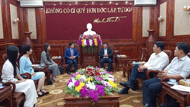 Phó Chủ tịch UBND tỉnh Trần Văn Mi tiếp và làm việc với Hiệp hội Doanh nghiệp Việt Kiều tại Châu Âu. Phó Chủ tịch UBND tỉnh Trần Văn Mi tiếp và làm việc với Hiệp hội Doanh nghiệp Việt Kiều tại Châu Âu.