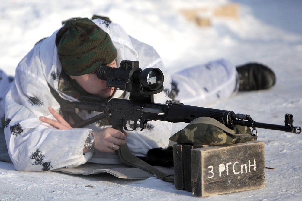Binh sĩ Nga thử nghiệm súng trường bắn tỉa SVD-M. Ảnh: RIA Novosti.