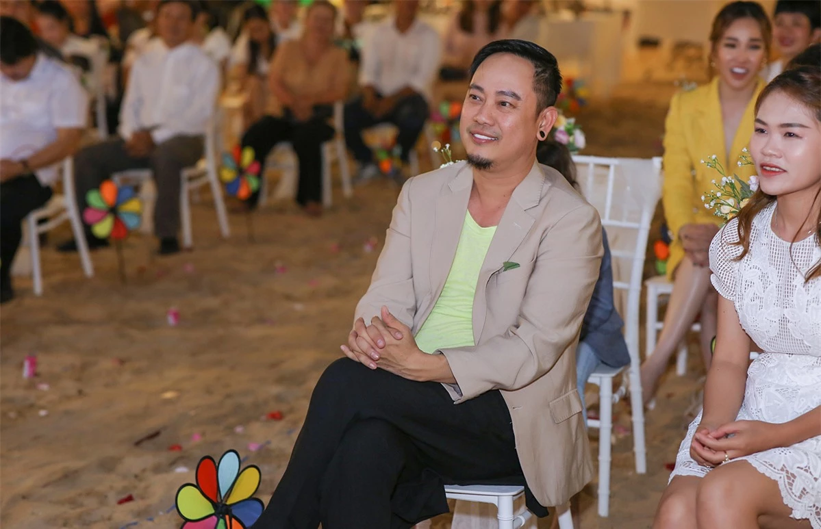 Nhà thiết kế Võ Việt Chung đến chung vui cùng vợ chồng Quý Bình.