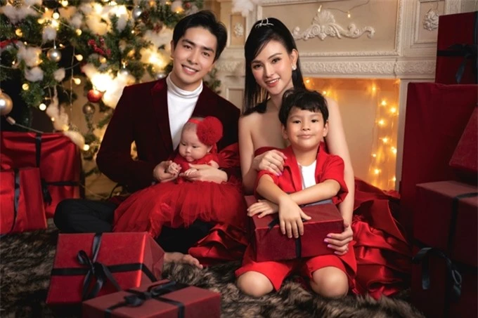 Ghi dấu mùa Giáng sinh đầu tiên của con gái Lana, ca sĩ Thu Thủy cùng ông xã Kin Nguyễn thực hiện bộ ảnh mang tone màu đỏ rực đặc trưng của dịp lễ.