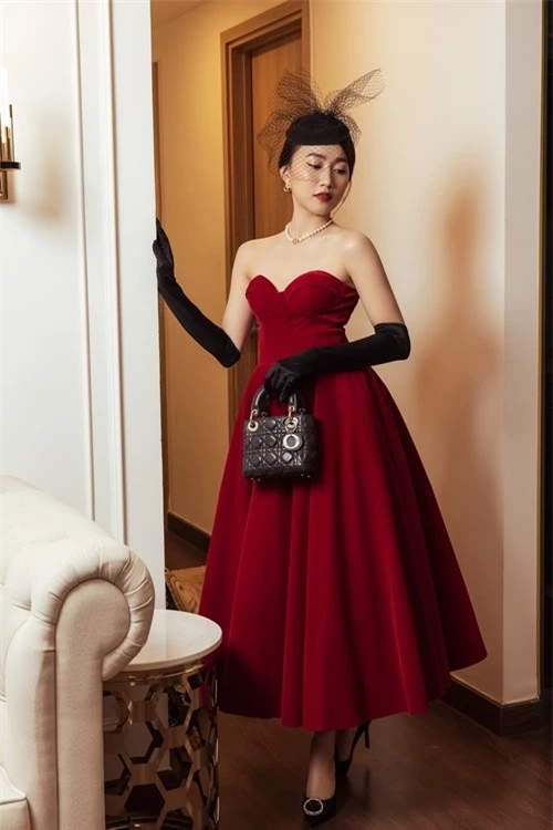 Diễn viên Huỳnh Hồng Loan diện đồ dạ tiệc phong cách quý cô châu Âu trong những bức ảnh mừng Giáng sinh. Cô tận dụng căn hộ trị giá 5,5 tỷ đồng của mình làm studio cho bộ hình.