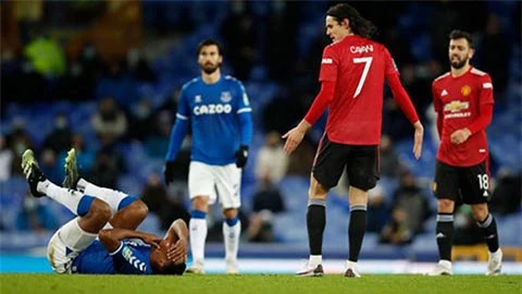 Solskjaer bênh vực Cavani sau pha chơi xấu với Mina