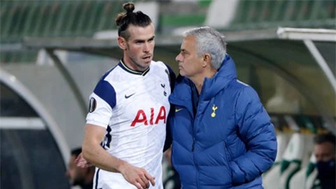 Bale (trái) đang có những màn trình diễn rất thất vọng trong màu áo Tottenham
