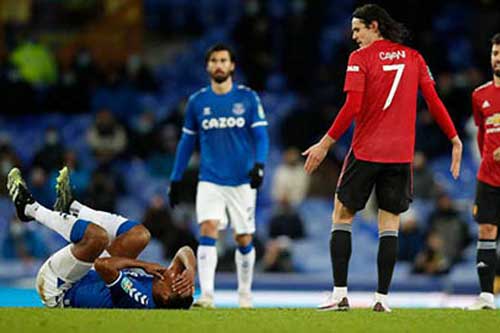 Solskjaer bênh vực Cavani sau pha chơi xấu với Mina