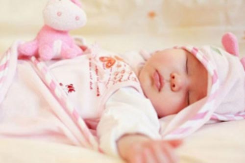 4 lý do khiến bé hay đạp tung chăn khi ngủ, điều số 3 mẹ cần đặc biệt chú ý