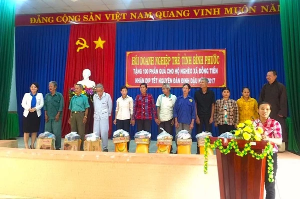 100 phần quà đã được Hội DNT tỉnh Bình Phước trao tận tay các hộ gia đình khó khăn.