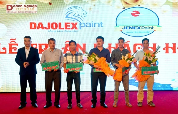 Đại diện Công ty TNHH Nguyễn Tuyên tại Lễ tri ân khách hàng 2020 của thương hiệu sơn ADJolex