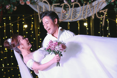 Quý Bình bế vợ doanh nhân ở tiệc báo hỷ