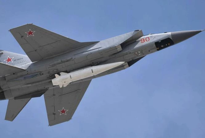 Một chiếc MiG-31 mag theo tên lửa siêu vượt âm Kinzhal tại Lễ diễu binh mừng Ngày Chiến thắng Moscow 2018.
