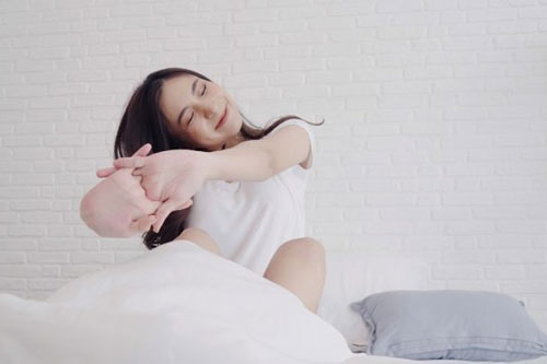 Thực hiện 4 động tác này trước khi đi ngủ sẽ giúp bạn ngủ ngon, giải độc và sống thọ