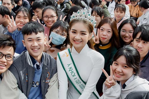 Á khôi Du lịch Minh Anh về thăm trường cũ