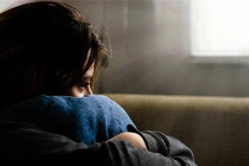 Qua đêm nhà bạn gái, nửa đêm dậy đi vệ sinh tôi sốc nặng khi thấy bóng dáng 2 người ở sofa, đèn bật sáng lại càng tím tái mặt mày