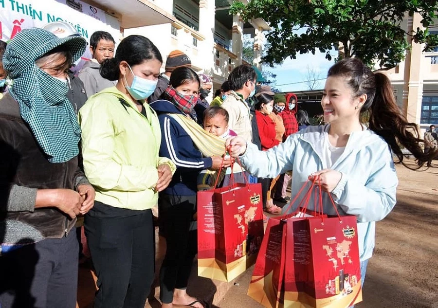 Thuyền trưởng TNI King Coffee tặng các phần quà và cà phê đến các hộ gia đình ở 2 xã Ira Hrung, Ia Sao.