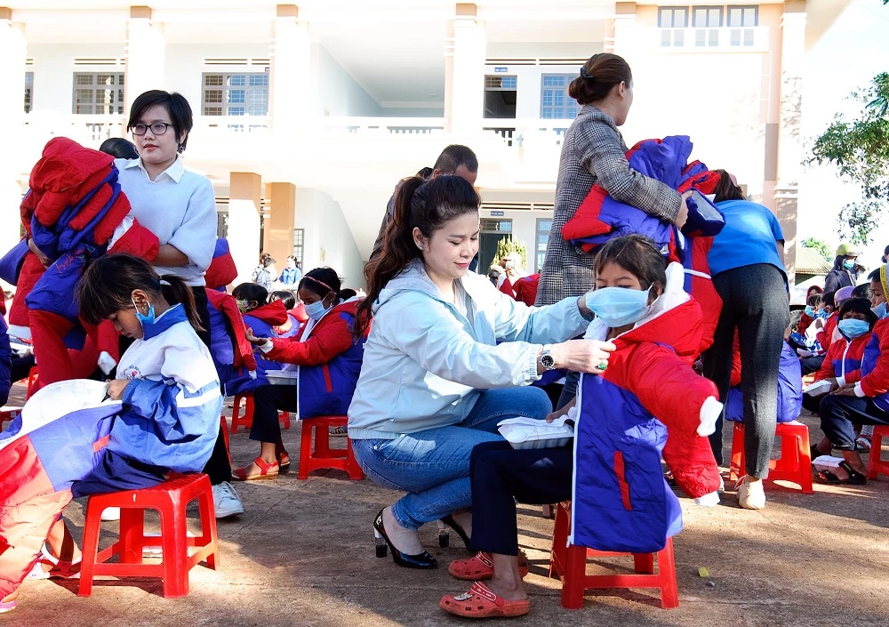 CEO Lê Hoàng Diệp Thảo tận tay mặt từng chiếc áo ấm cho các em nhỏ.