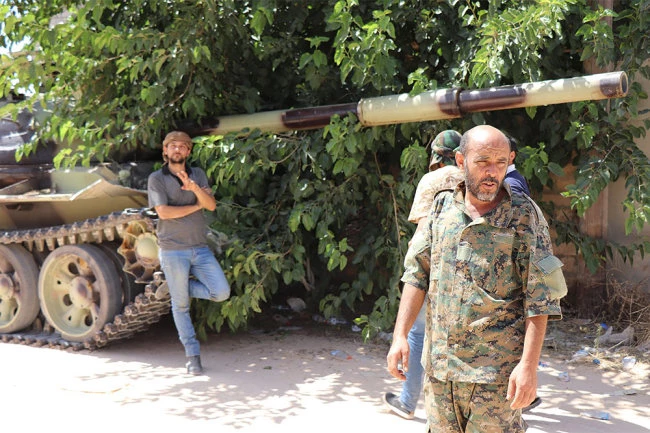 Quân đội Quốc gia Libya đã nhận được những xe tăng T-62 dự trữ từ Ai Cập. Ảnh: South Front.