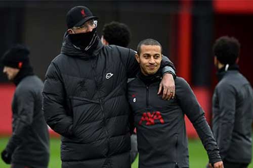 HLV Klopp tiết lộ tình trạng của Thiago và tương lai của Salah trước trận Liverpool vs West Brom