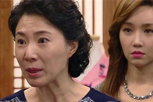 Chồng nhậu nhẹt tối ngày vẫn được mẹ chồng bênh chằm chặp, vợ liền gửi "tối hậu thư" cùng tờ giấy có nét chữ đỏ khiến bà sốc óc