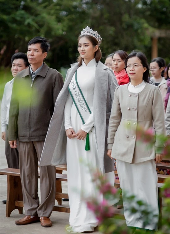 Á khôi xúc động dự lễ chào cờ cùng các thầy cô và toàn thể học sinh trường Chu Văn An.