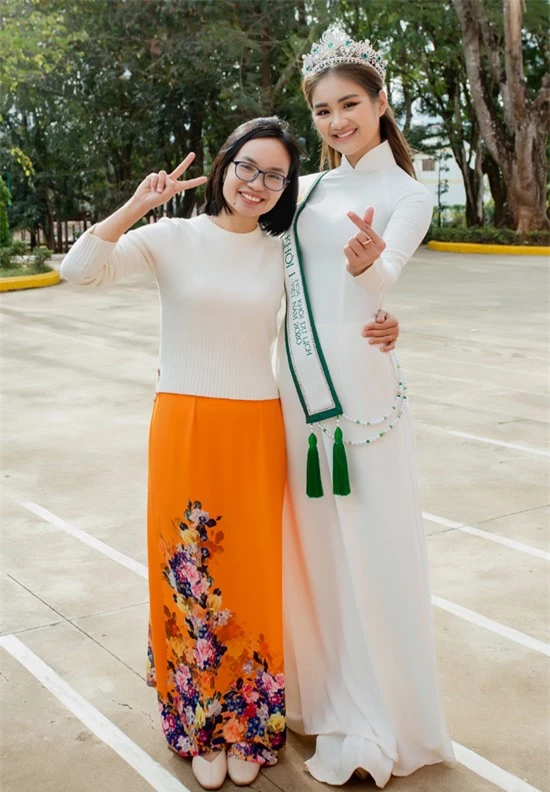 Bùi Minh Anh bắn tim chụp ảnh kỷ niệm cùng một cô giáo trẻ. Người đẹp hiện là sinh viên Đại học Công nghệ TP HCM.