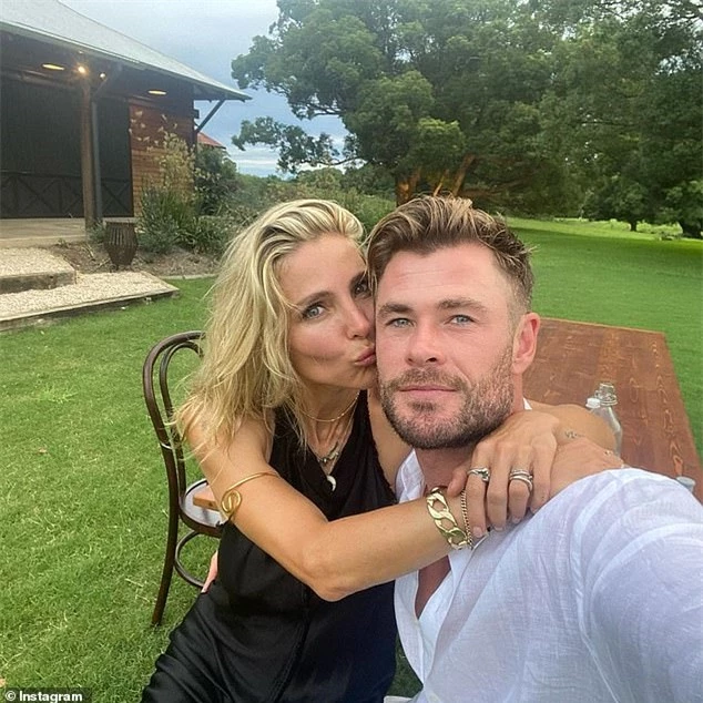 Vợ chồng Chris Hemsworth tình tứ trong sân vườn biệt thự riêng ở vịnh Byron.