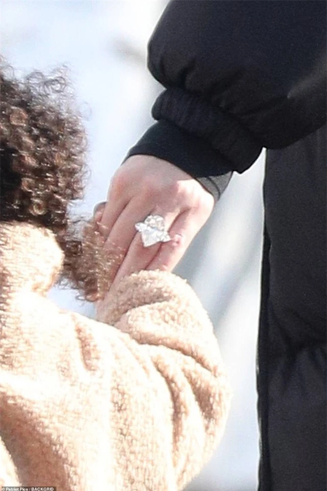Đeo nhẫn kim cương khủng, Khloe Kardashian bị nghi đã đính hôn - 2
