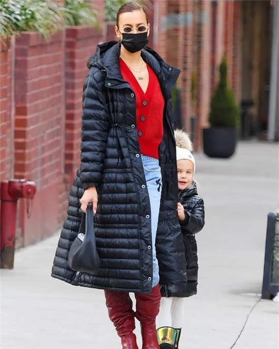 Hai mẹ con Irina đi bộ quanh khu phố West Village gần nhà trong ngày nắng ấm áp không có tuyết rơi.