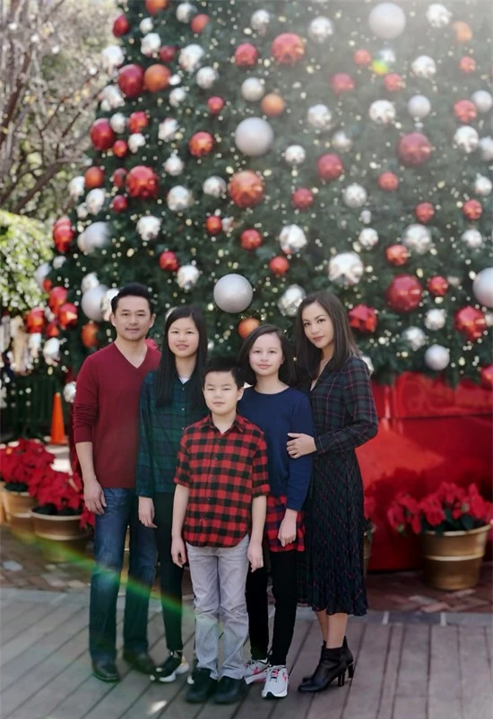 Gia đình Ngọc Thúy chụp ảnh với cây thông Noel khổng lồ đặt gần khu phố họ ở.